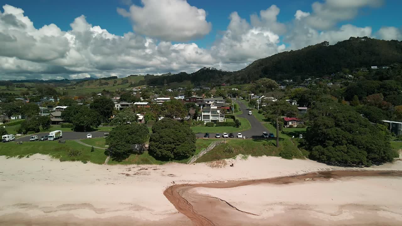뉴질랜드 하헤이 해변에서 파도가 밀려오는 것을 보고