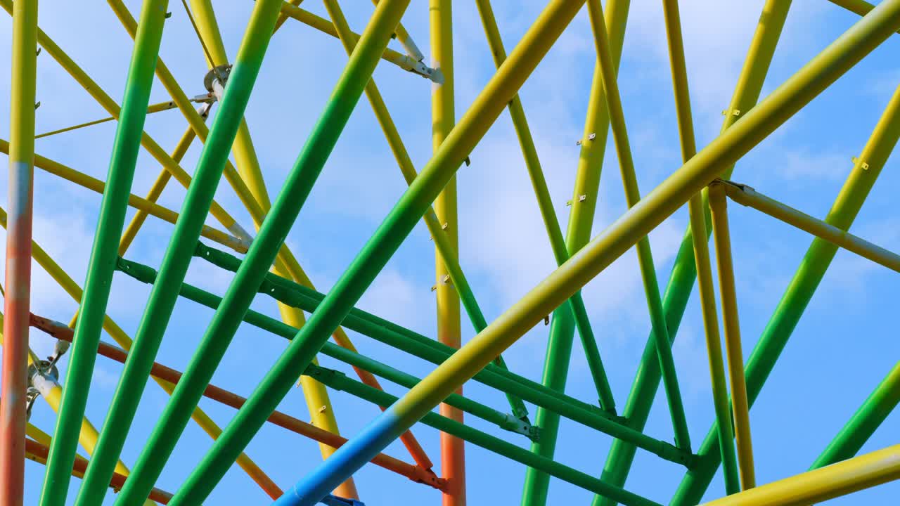 construcción metálica multicolor de una rueda de la fortuna.