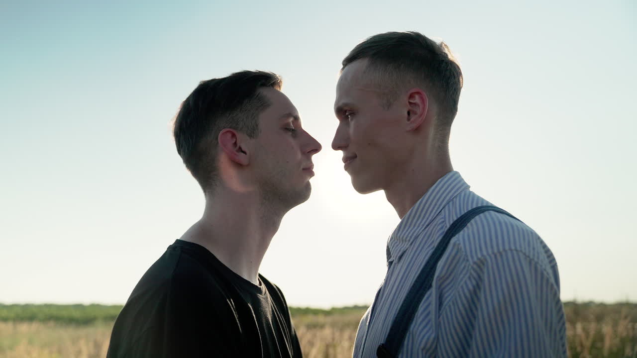 야외에서 사랑에 빠진 젊은 커플