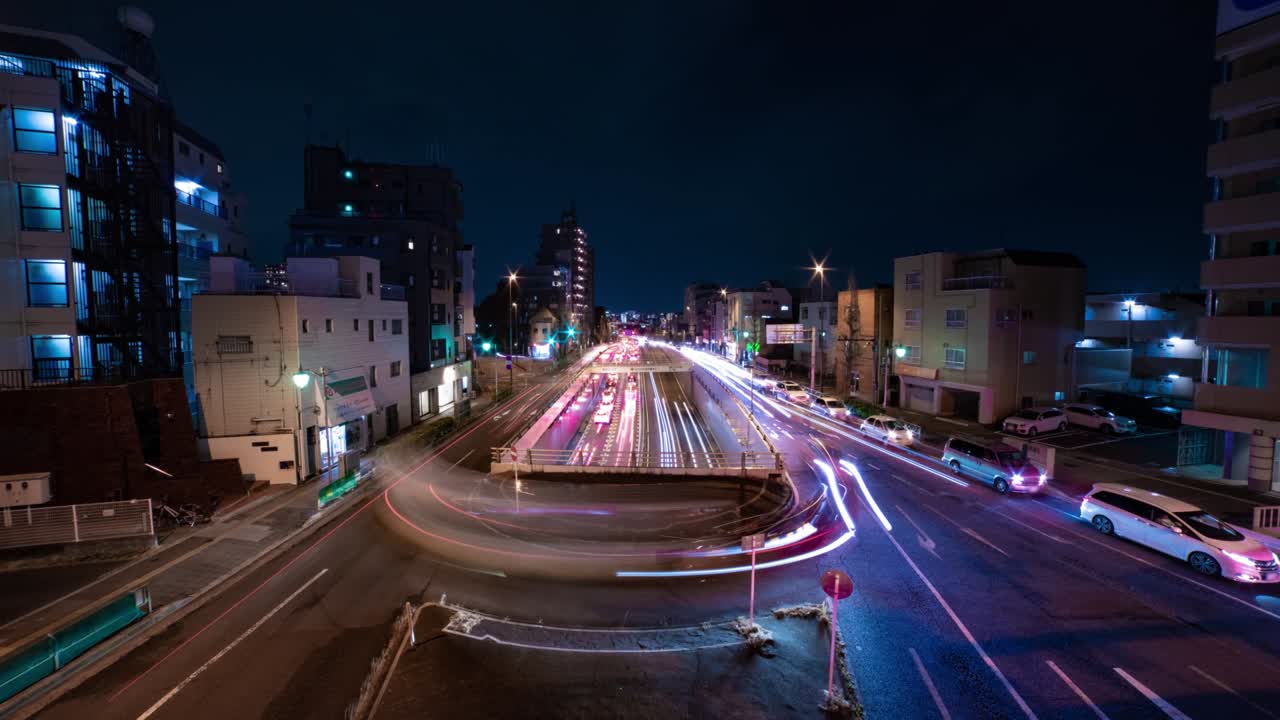 un timelapse nocturno del atasco de tráfico en la calle de la ciudad en tokio.