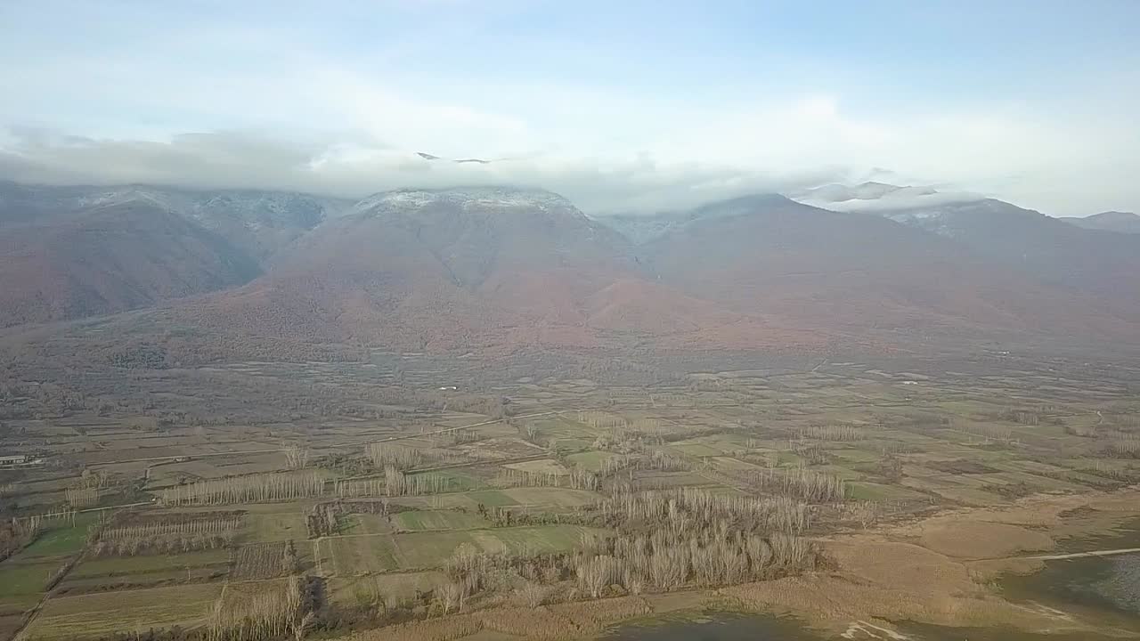골든 아워 동안 그리스의 호수 위로 드론 팬이 총격을 가했습니다.