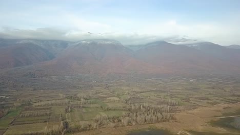 Drone-Pan-Disparó-Sobre-Un-Lago-En-Grecia-Durante-La-Hora-Dorada