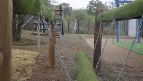 Toma-De-Un-Parque-Infantil-Al-Aire-Libre-En-El-Centro-De-La-Ciudad.