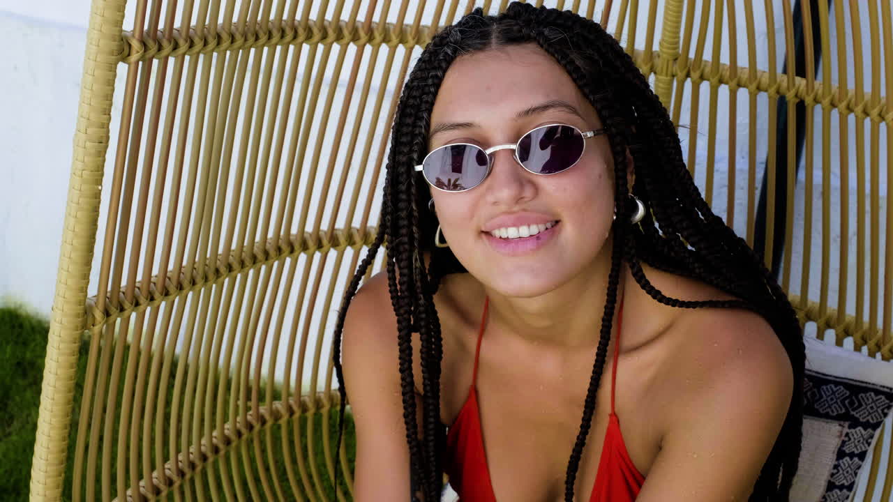 Женщина в саду.