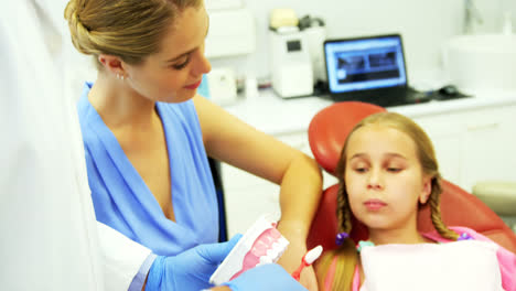 Zahnarzt-Zeigt-Jungen-Patienten,-Wie-Man-Zähne-Putzt