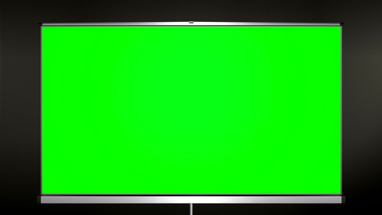 프로젝션 시네마 스크린을 끌어내고 카메라가 스크린으로 확대합니다. 삼각대 뒤의 어두운 콘크리트 벽.