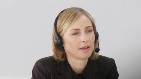 mujer de negocios hablando en un auricular