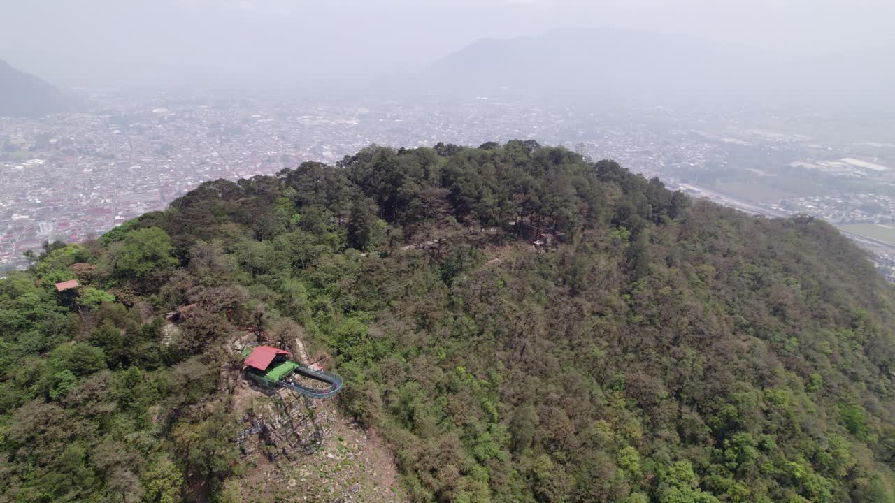 vista aérea en modo de órbita de la torre de vigilancia de cristal en el cerro del borrego en orizaba, veracruz