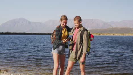 Pareja-Caucásica-Tomando-Un-Selfie-En-La-Naturaleza