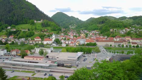 Kleine-Stadt-Am-Fluss-Mit-Kurzentrum-Und-Großer-Brauerei-Mit-Burg-Auf-Dem-Hügel