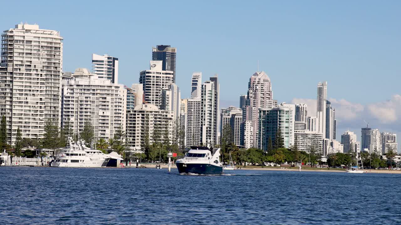 barco de crucero cerca del horizonte de la costa dorada