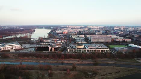 Drohnenaufnahmen-Einer-Technischen-Universität-In-Posen-Und-Des-Maltasees,-Polen