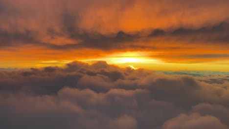 volant à travers un ciel couvert de nuages rouges au coucher du soleil, vu par les pilotes d'un avion volant à 10000m d'altitude