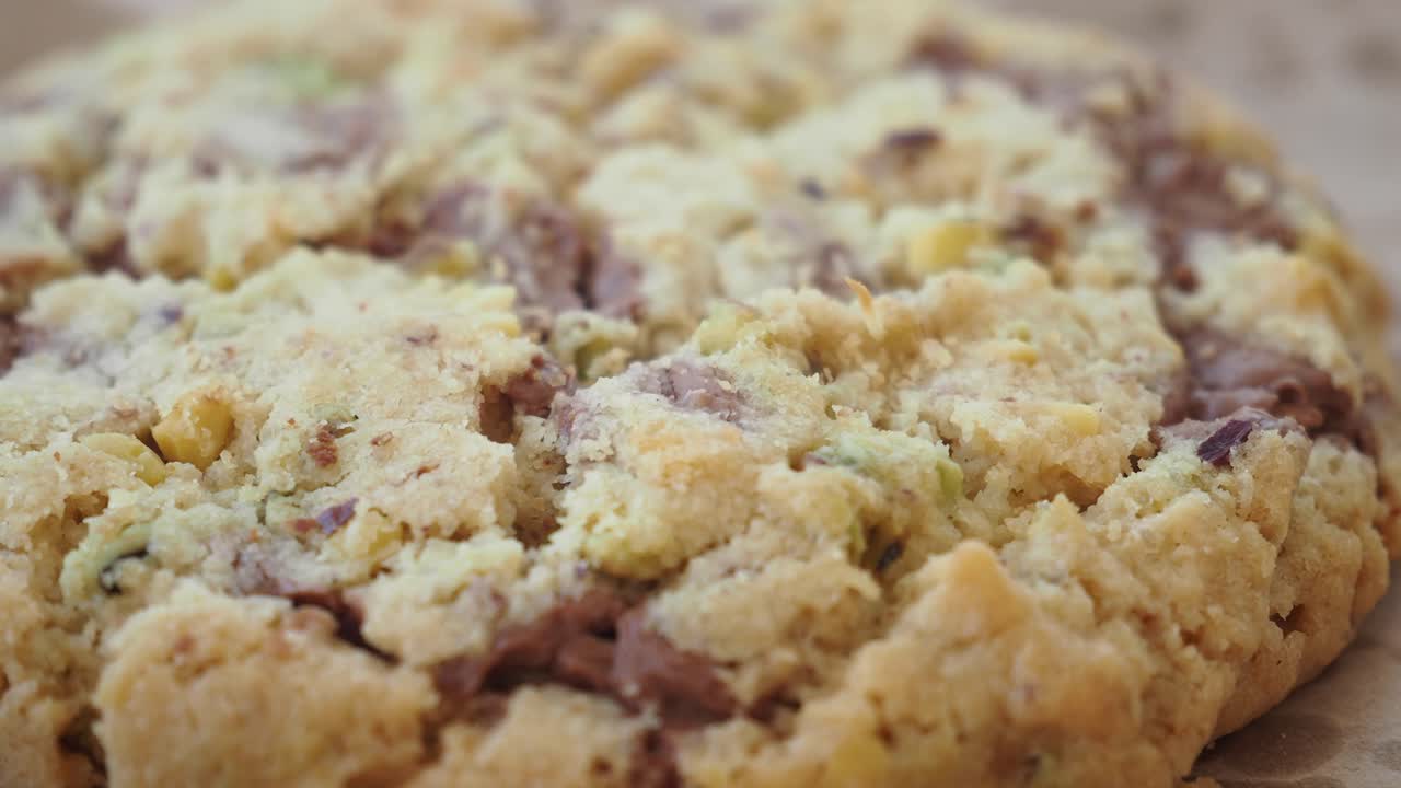 Primo piano di un biscotto al pistacchio con gocce di cioccolato