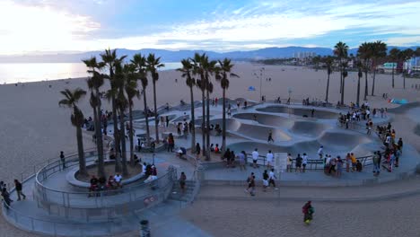 una excelente toma aérea de personas disfrutando de un parque de patinaje en venice beach california 1