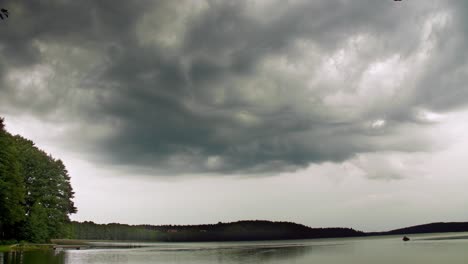 tranquilo paisaje de verano del lago del bosque. nubes pesadas