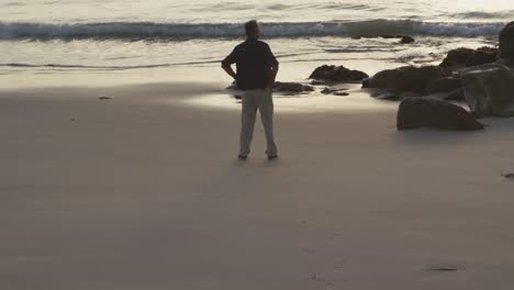 Älterer-Mann,-Der-Auf-Den-Strand-Blickt