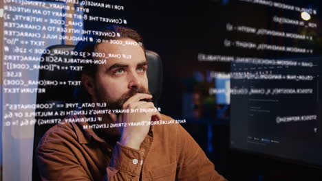 empleado remoto que utiliza tecnología de realidad aumentada para visualizar líneas de código