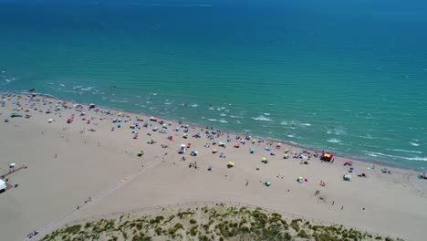 italia, la playa del mar adriático. descanso en el mar cerca de venecia. vuelos aéreos de drones fpv.