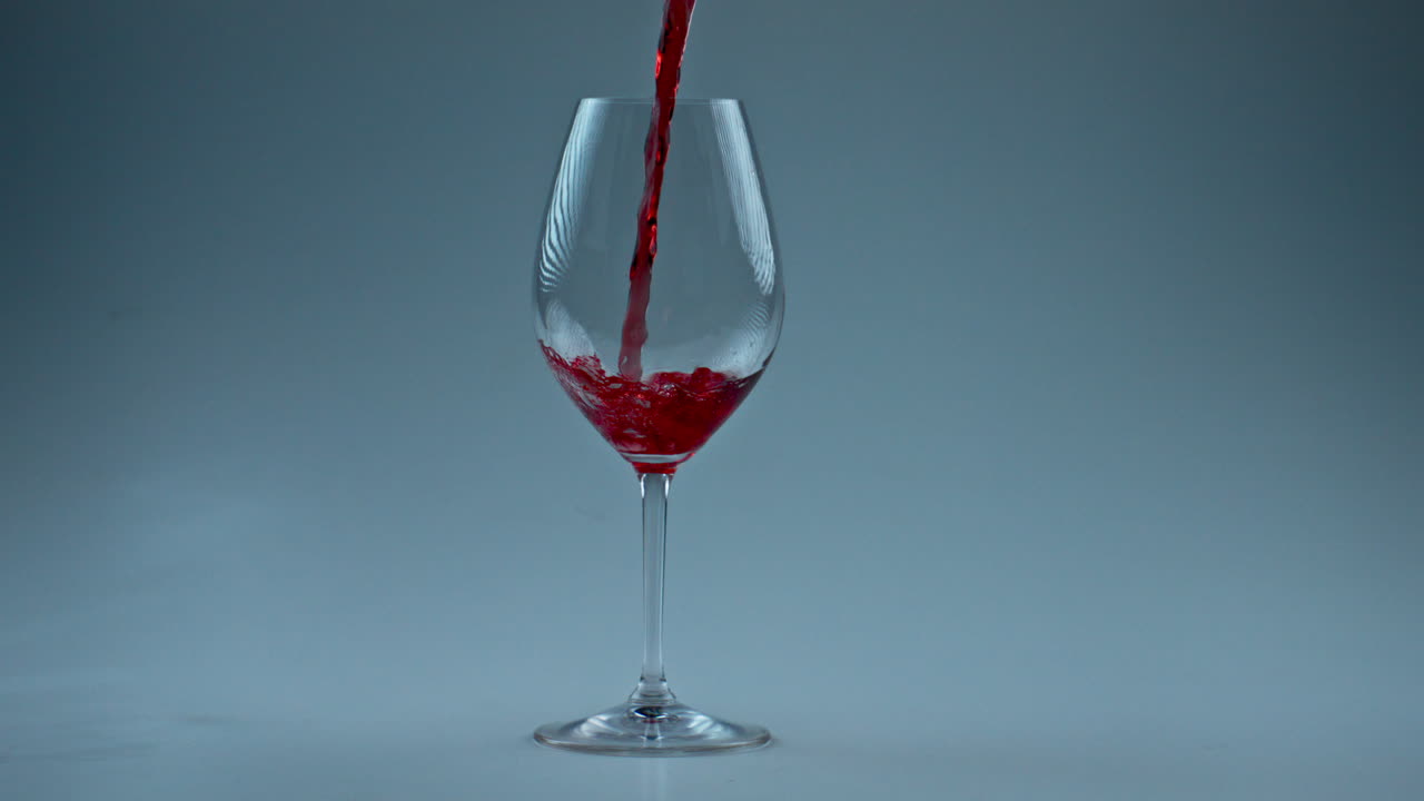 음료 채우기 컵 느린 동작 로즈 제트 스트리밍 컨테이너