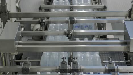 máquina moderna de ataduras y transporte para la línea de envasado en la planta de bebidas