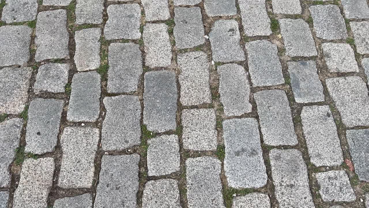 불가리아 플로브디브에 있는 자갈로 된 거리의 고각 180도 파닝