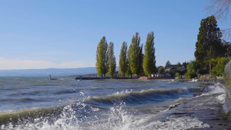 Camino-A-Lo-Largo-De-La-Orilla-Del-Lago-Léman-Salpicado-Por-Las-Olas-En-Un-Día-Ventoso