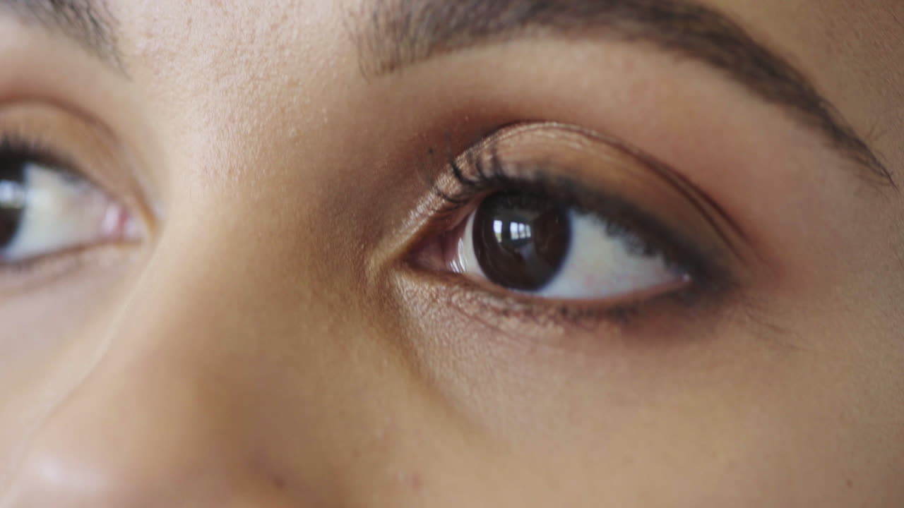 여성의 시력, 미소, 그리고 눈의 매크로