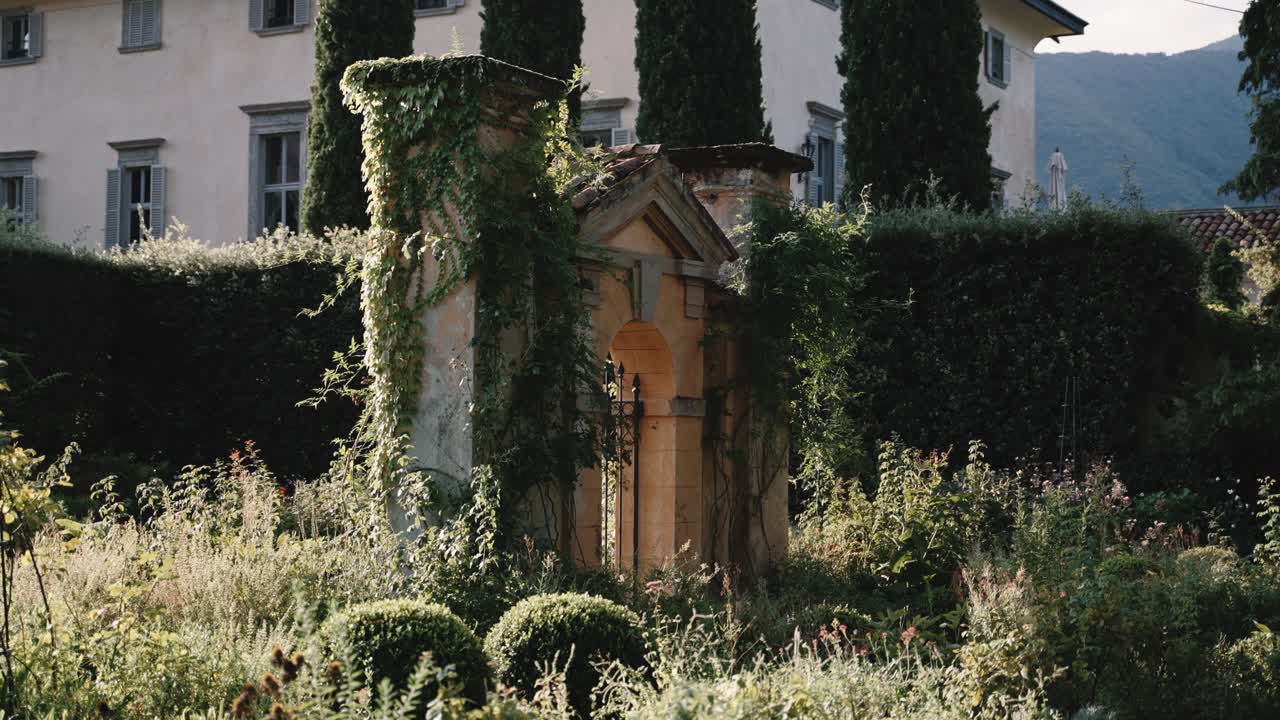 유명한 빌라 발비아노 정원의 고대 돌 문