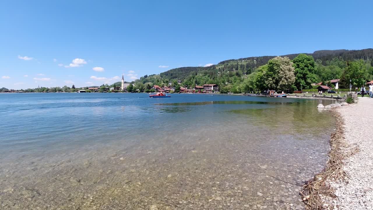 Schliersee-sjön i Bayern. Denna vackra sjö spelades in med DJI Osmo Action i 4K sommaren 2020.