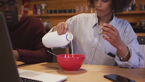 pareja desayunando en casa