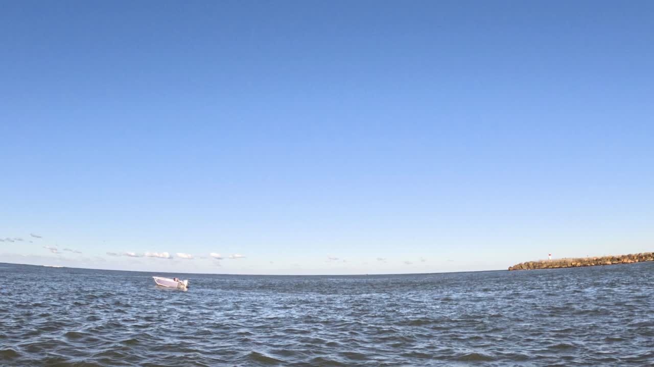 배가 조용한 바다를 가로질러 움직입니다.