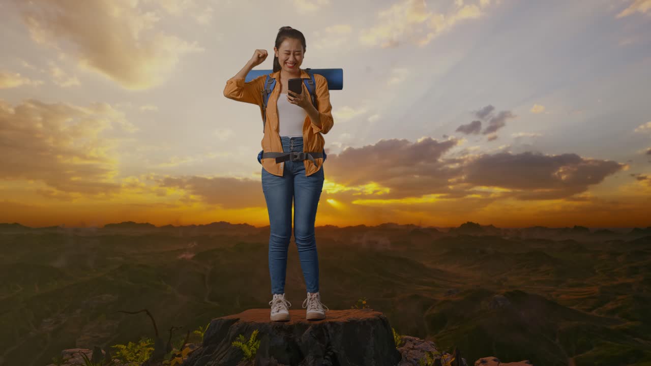 un excursionista feliz en la cima de la montaña al atardecer