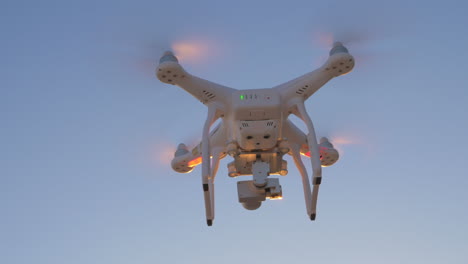 un helicóptero volando en el cielo nocturno