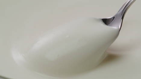 yogur en una cuchara