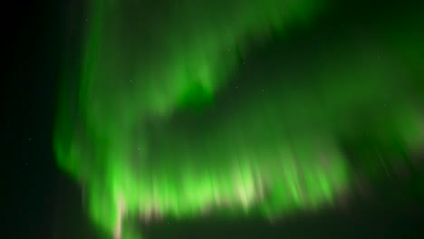 vívida y rápida aurora boreal verde y rosa en el cielo nocturno