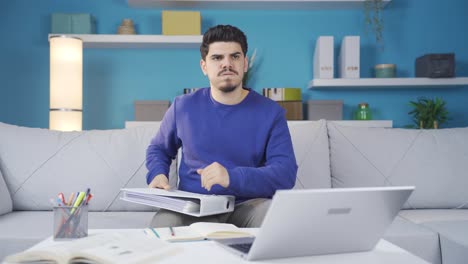el hombre que lee malas noticias en la carpeta es indefenso y triste.