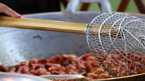 salchichas fritas preparadas en una sartén grande