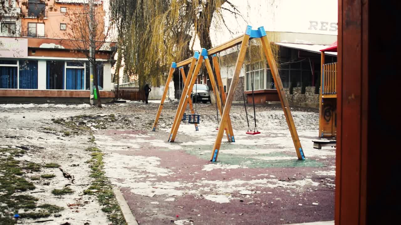 dos columpios vacíos en el parque equilibrándose