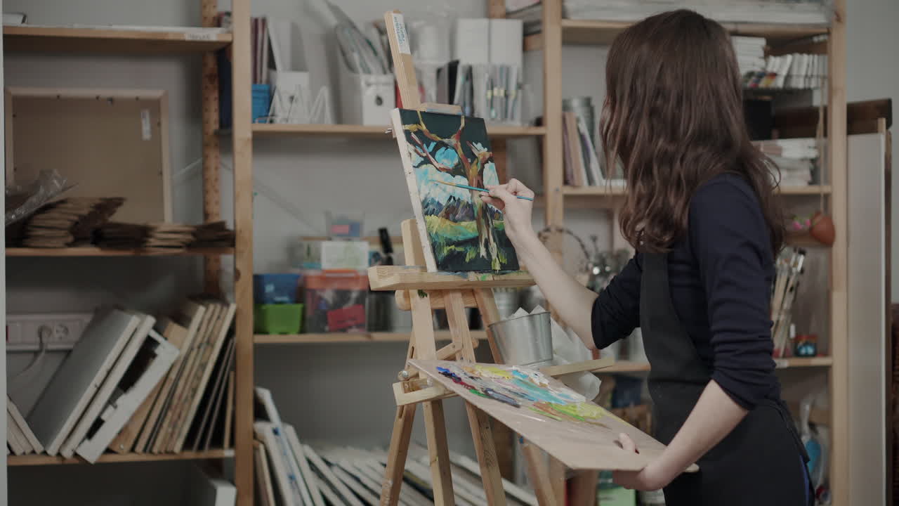 mujer pintando en un estudio de arte