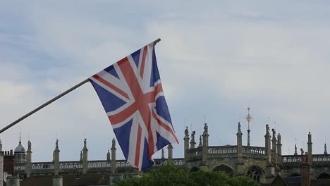 bandera británica en cámara lenta, bandera union jack ondeando en el viento frente a una iglesia en windsor