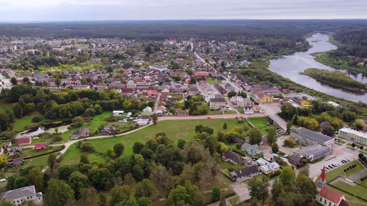 vista aérea de la ciudad de krāslava y el río daugava en letonia
