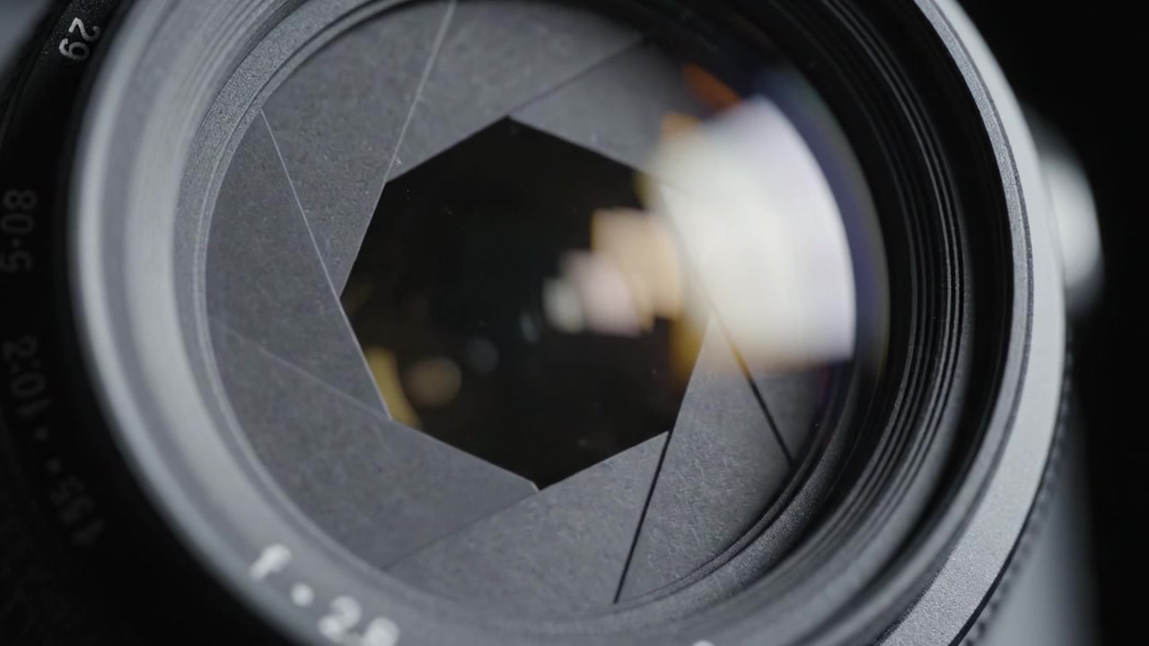 Explorando los entresijos del diafragma de un objetivo de cámara: Un análisis detallado de la estructura mecánica y la claridad óptica en equipos fotográficos.
