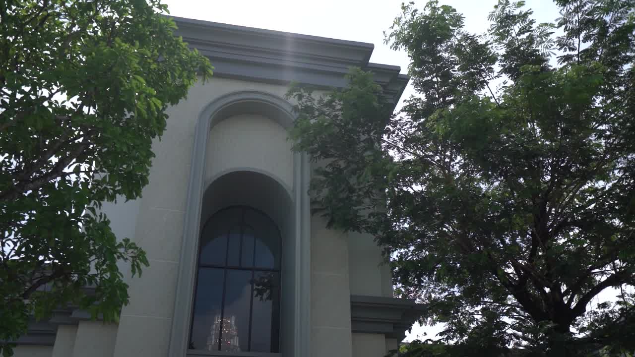 diseño exterior de casa de lujo y elegante con gran entrada, sin gente-1