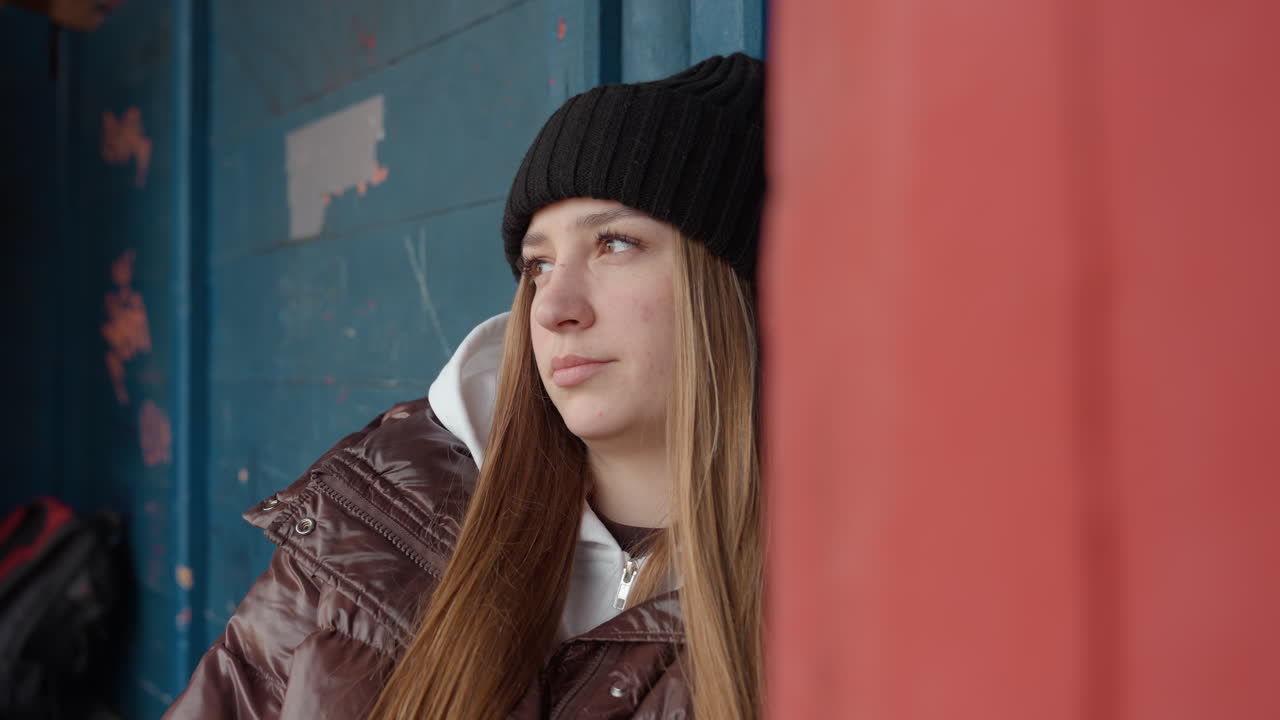 Девушка-подросток в удобной одежде с радостным выражением лица и закрытыми глазами, одетая в уютную, подходящую для погоды одежду, радостно улыбается с закрытыми глазами