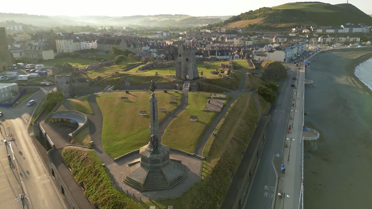 영국 웨일즈 애버리스트위스의 여름날 해변, 항구, 바다 쪽, 절벽 및 마을 앞-4의 드론 영상