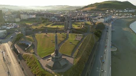 Imágenes-De-Drones-En-Un-Día-De-Verano-En-El-Reino-Unido,-Gales,-Aberystwyth-Alrededor-De-La-Playa,-El-Puerto,-El-Mar,-El-Acantilado-Y-El-Frente-De-La-Ciudad-4