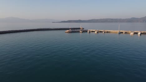 Vista-Aérea-Desde-Drones-Al-Paisaje-Marino-Mediterráneo-En-El-Puerto-Deportivo-De-Vrahati,-Grecia-Con-Pequeños-Barcos-De-Pesca-|-4k