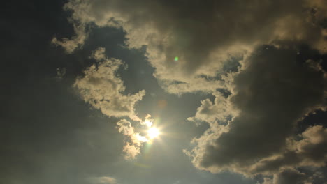 Zeitraffer-Von-Wolken,-Die-Sich-über-Die-Sonne-Bewegen