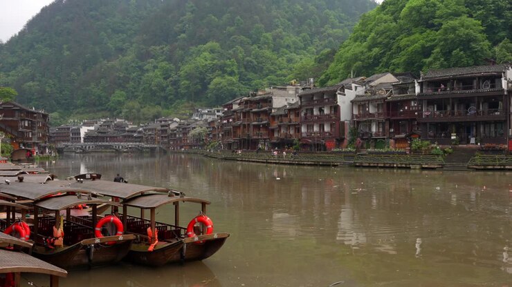 morgenansicht des flusses tujiang mit booten und traditionellen häusern in fenghuang, china